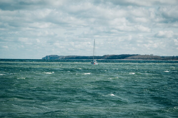 Unruhiges Meer mit einem kleinen Boot