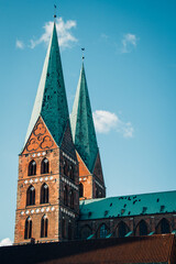 Fototapeta na wymiar Kirchturm der Marienkirche in Lübeck