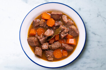 Etofado de ternera con zanahorias. Receta tipica del norte de españa.