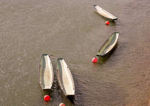 Kleine boten in de Rijn in Basel