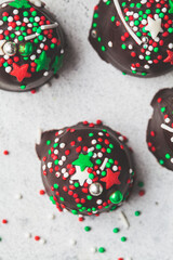 Obraz premium Christmas handmade chocolate balls with holiday sprinkles. DIY holiday gift.