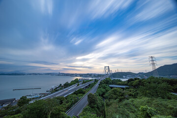 関門海峡と関門橋の美しい夕暮れ