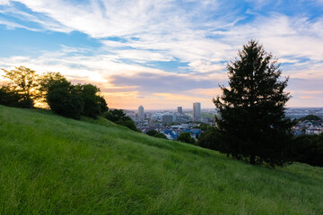 東京都多摩市 聖蹟桜ヶ丘、夕暮れの桜ヶ丘公園、ゆうひの丘