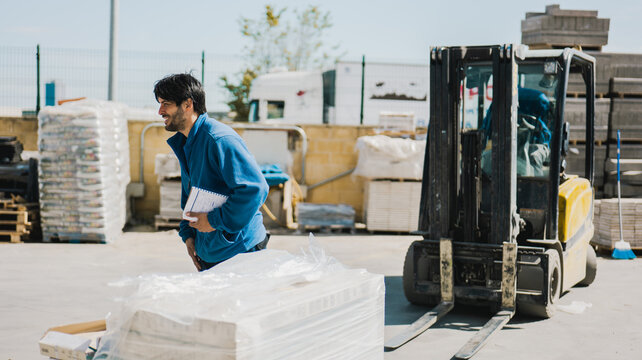 Trabajadores En Fábrica De Construcción Y Saneamiento