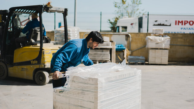 Trabajadores en f&aacute;brica de construcci&oacute;n y saneamiento