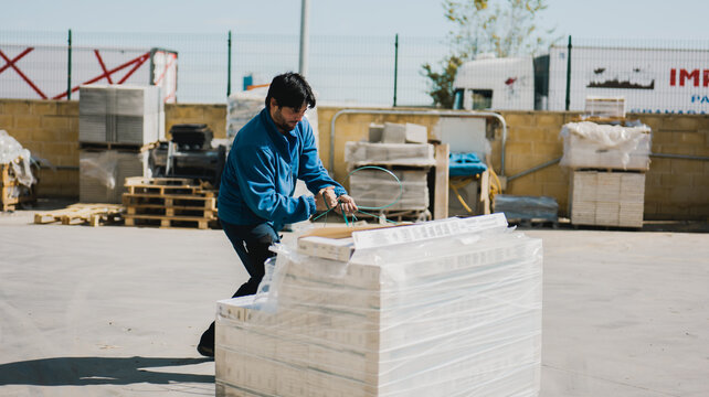 Trabajadores En Fábrica De Construcción Y Saneamiento