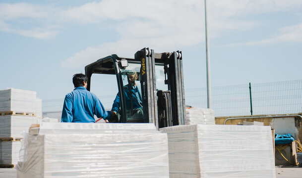 Trabajadores En Fábrica De Construcción Y Saneamiento