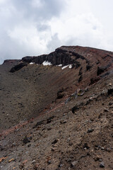 火山岩と雪