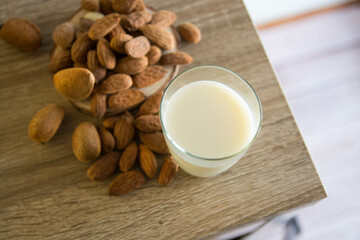 Deliciosa leche de almendras sobre fondo de madera. Alimento vegano. 
