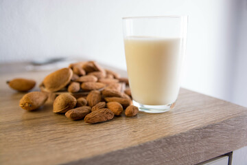 Deliciosa leche de almendras sobre fondo de madera. Alimento vegano. 