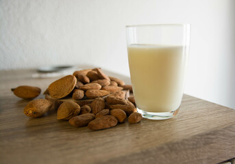 Deliciosa leche de almendras sobre fondo de madera. Alimento vegano. 