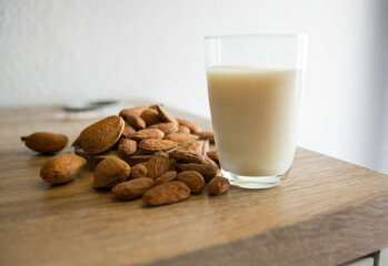 Deliciosa leche de almendras sobre fondo de madera. Alimento vegano. 