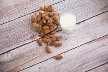 Deliciosa leche de almendras sobre fondo de madera. Alimento vegano. 
