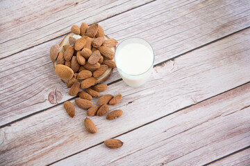 Deliciosa leche de almendras sobre fondo de madera. Alimento vegano. 