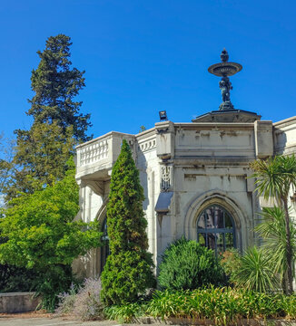 La beaut&eacute; de l'architecture et du parc de Valrose, class&eacute; monument historique, d&eacute;sormais universit&eacute; des sciences de Nice Sophia Antipolis sur la C&ocirc;te d'Azur