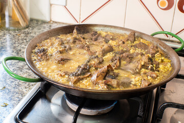 Paella de torcaz, paloma salvaje, receta de carne de caza, apertitoso y cocinándose