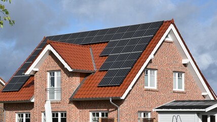 Solarmodule auf dem Dach eines Hauses