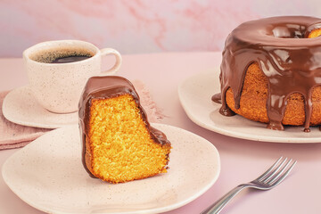 Delicioso bolo de cenoura com cobertura de chocolate. Café da tarde com bolo de cenoura. 

