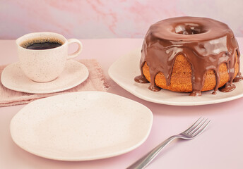 Delicioso bolo de cenoura com cobertura de chocolate. Café da tarde com bolo de cenoura. 
