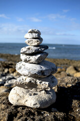 Des tas de galets entassés en équilibre sur une plage de l'île d'Oléron en France