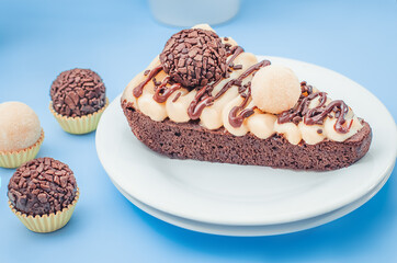 Brownie de chocolate com cobertura de brigadeiro de chocolate e brigadeiro de leite ninho. 
brownie dois amores.