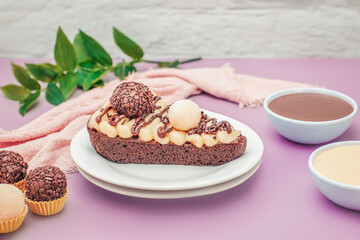 Brownie de chocolate com cobertura de brigadeiro de chocolate e brigadeiro de leite ninho. 
brownie dois amores.