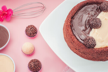 Bolo dois amores. Bolo de chocolate redondo com cobertura de brigadeiro de leite ninho e brigadeiro de chocolate