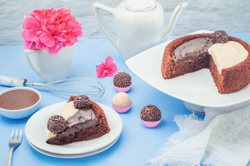 Bolo dois amores. Bolo de chocolate redondo com cobertura de brigadeiro de leite ninho e brigadeiro de chocolate