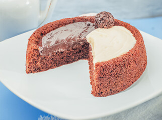 Bolo dois amores. Bolo de chocolate redondo com cobertura de brigadeiro de leite ninho e brigadeiro de chocolate