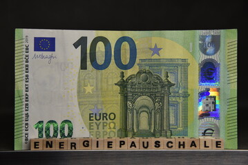 Das Wort Energiepauschale vor einem 100 Euroschein - obrazy, fototapety, plakaty