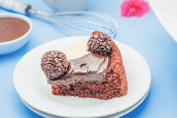 Bolo dois amores. Bolo de chocolate redondo com cobertura de brigadeiro de leite ninho e brigadeiro de chocolate