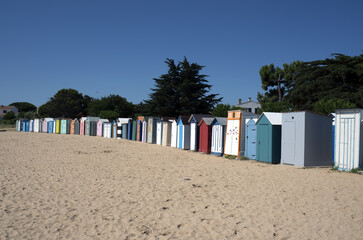 Naklejka premium Cabane de plage où les baigneurs se changent sur l'île d'Oléron en France