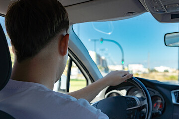 Conductor manejando un auto