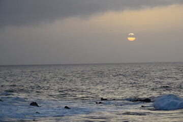 VISTAS DEL PAISAJE DEL OCEANO ATLANTICO ATARDECIENDO, DESDE EL PUERTO DE LA CRUZ (TENERIFE)