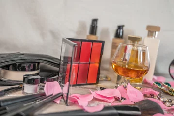 Fotobehang maquillage divers sur la table d'une loge d'artiste avec verre de bourbon © Esta Webster