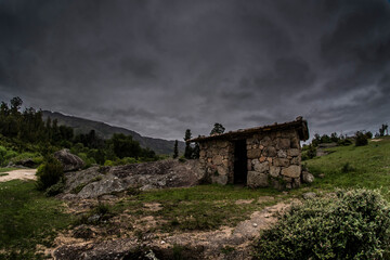 cabaña de piedra en las montañas 