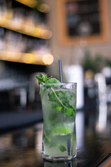 Mojito sobre barra de bar 