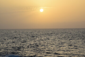 VISTAS DEL PAISAJE CON LA PUESTA DE SOL AL ATARDECER EN LA PLAYA. 
