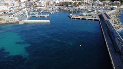 Puerto de mallorca con aguas cristalinas 