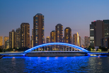 東京都 夕暮れの隅田川に架かる永代橋と高層マンション群