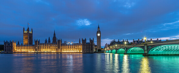 Fototapeta na wymiar Panorama Westminsterpalast und Westminster Bridge in London zur Blauen Stunde