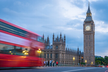 Big Ben und Doppeldeckerbus in London zur Blauen Stunde