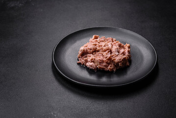 Canned tuna and croutons to make a delicious healthy sandwich