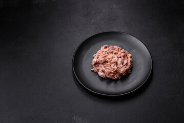 Canned tuna and croutons to make a delicious healthy sandwich