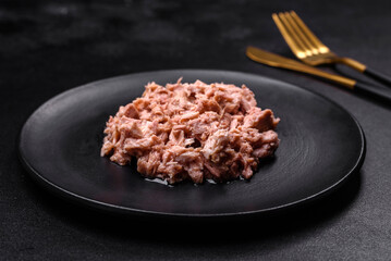 Canned tuna and croutons to make a delicious healthy sandwich