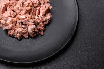 Canned tuna and croutons to make a delicious healthy sandwich