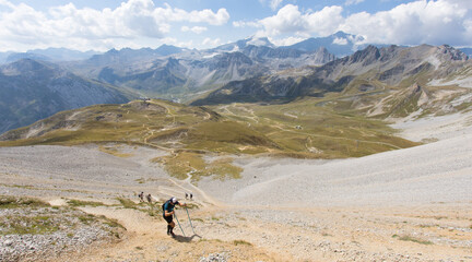 randonneur au sommet de l'aiguille percée dans les alpes en haute tarentaise à tignes en été