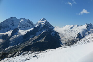 Fototapeta na wymiarBlick vom Piz Corvatsch auf die Bernina Gruppe, Engadin 