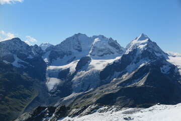 Fototapeta na wymiar Blick vom Piz Corvatsch auf die Bernina Gruppe, Engadin