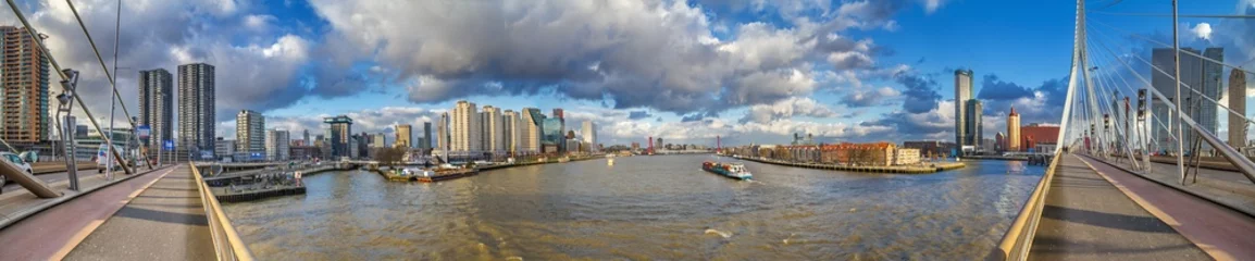 Foto op Plexiglas Erasmusbrug Stadsgezicht, panorama, banner - uitzicht vanaf de Erasmusbrug naar de rivier de Maas en de stad Rotterdam, Nederland